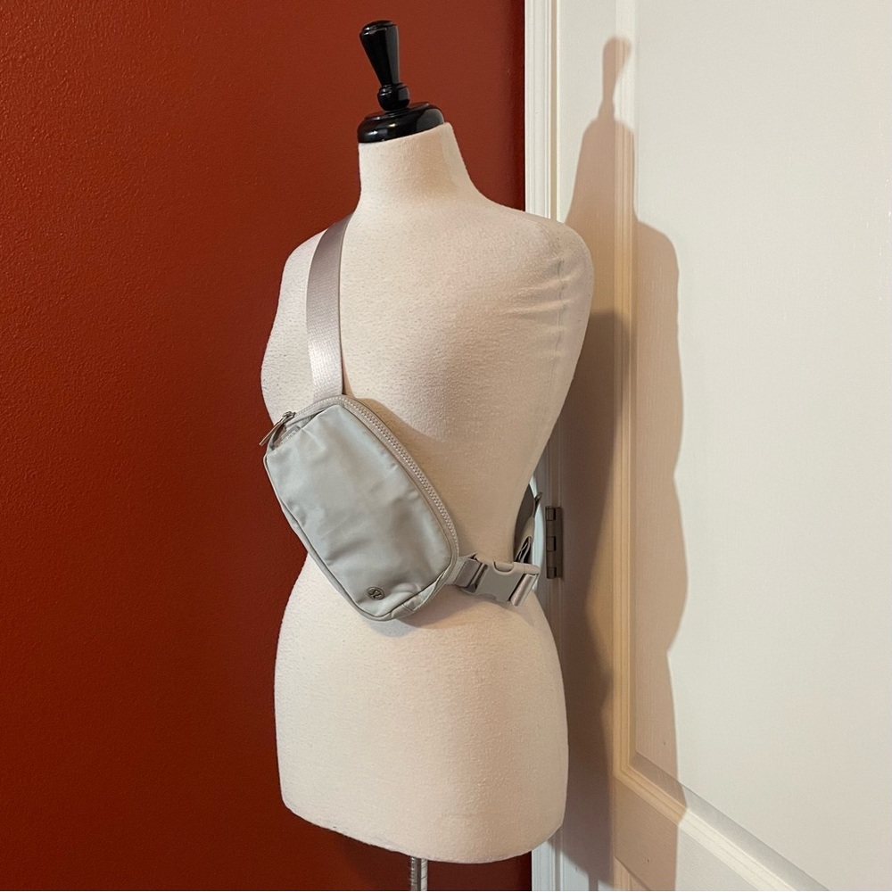 Lululemon‎ Athletica Unisex OSFM Gray Crossbody Adjustable Belt Bag